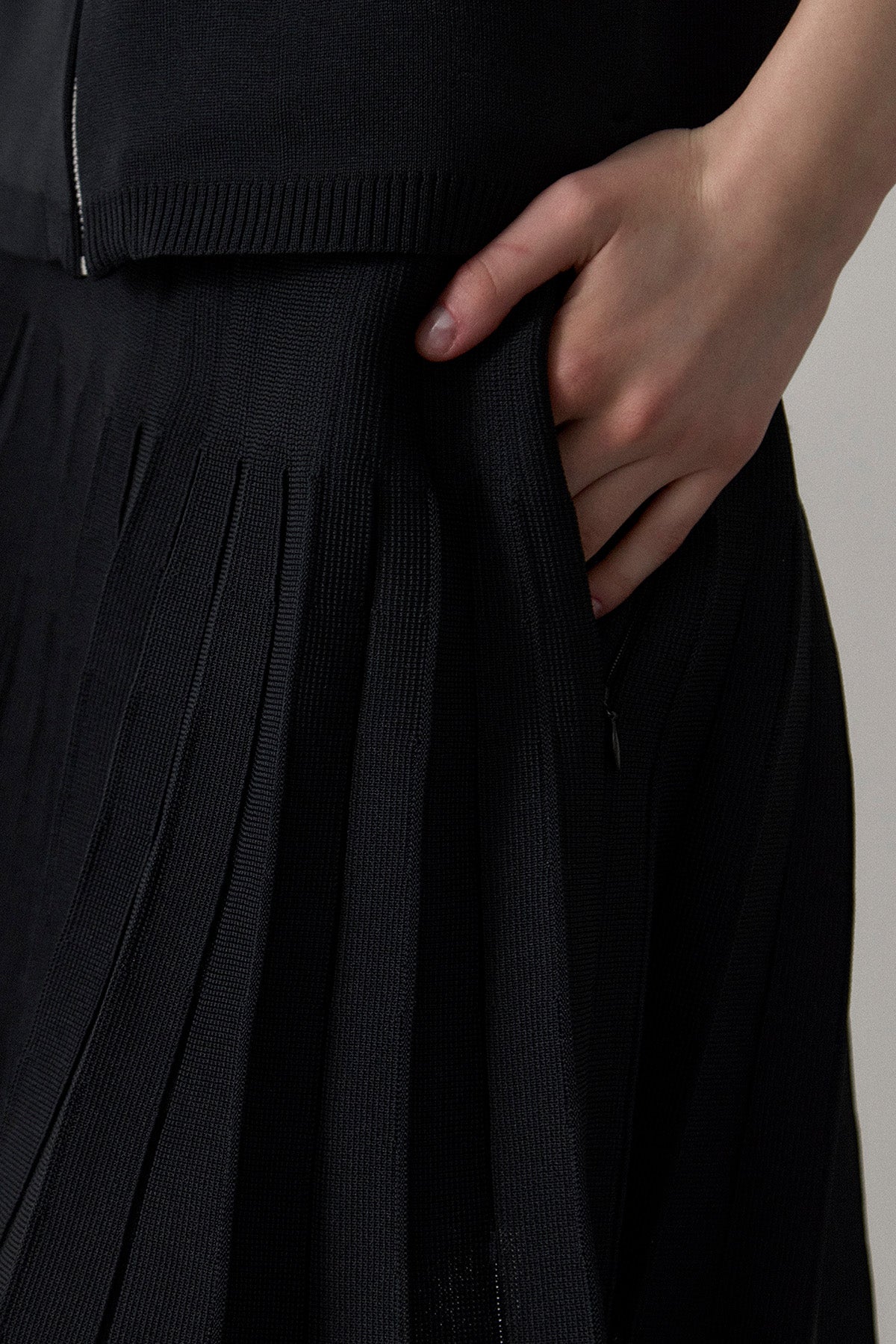 RECYCLED SMOOTH-KNIT PLEATS
